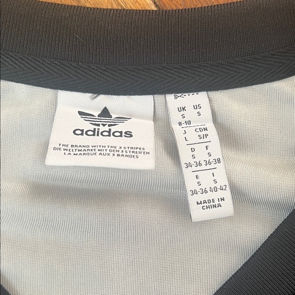 Adidas Adileneum- Black and Red Graphic Oversized Crop Jersey - s - Picture 2 of 4